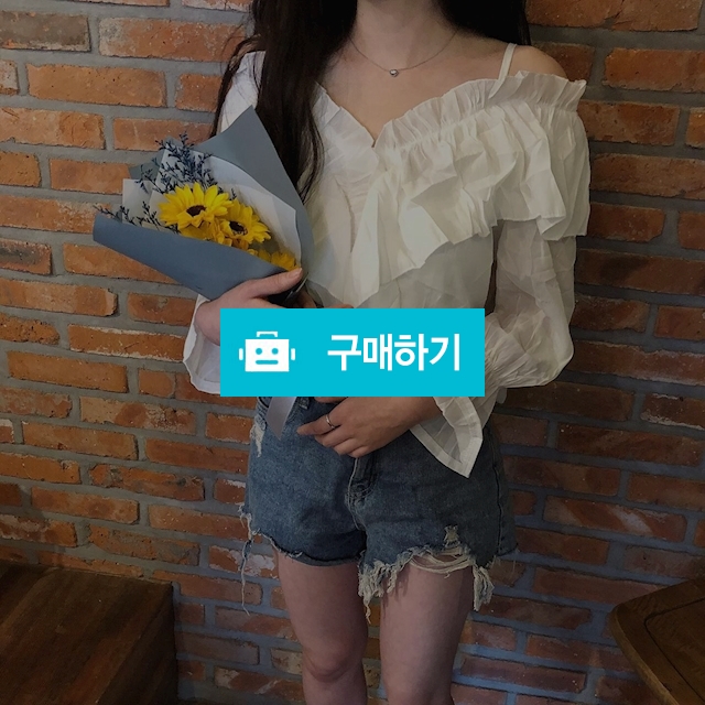 브이넥 오프숄더 프릴 블라우스 / to 25 / 디비디비 / 구매하기 / 특가할인